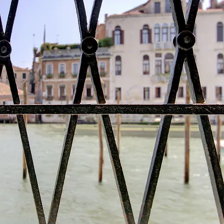 Grandcanal-red البندقية